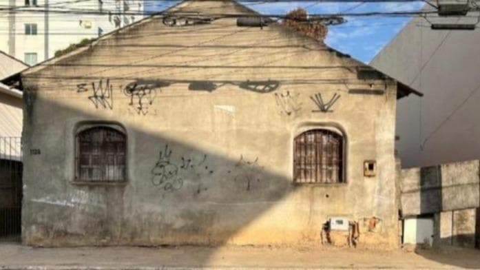 LOTE 08, DA QUADRA 43, COM 300M², COM UMA EDIFICAÇÃO ANTIGA, COM FRENTE PARA A RUA PROFESSOR JONES, LINHARES/ES.