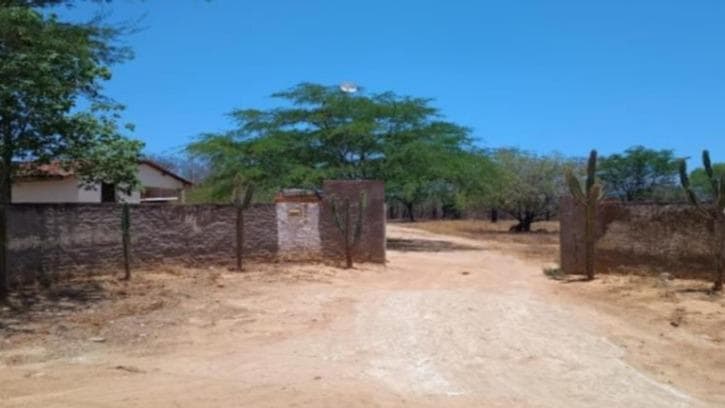 GLEBA DE TERRAS, COM ÁREA DE 3,0 HECTARES, CONTENDO 02 CASAS, LOCALIZADA NO SÍTIO ALAGOINHA, ZONA RURAL, ARARIPINA/PE