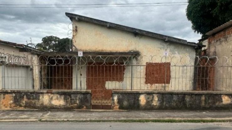 CASA, RUA MONTE PLANO (ANTIGA RUA CEARÁ), Nº 272, BAIRRO SANTA RITA I, MONTES CLAROS/MG, CONSTITUIDO DO LOTE DE TERRENO Nº 19 DA QUADRA 10, COM ÁREA DE 300,00 M², COM EDIFICAÇÃO COM APROXIMADAMENTE 70 M².