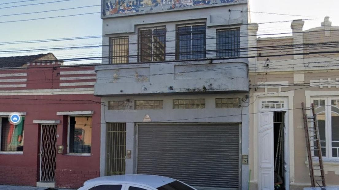 UM PRÉDIO, NA RUA GENERAL OSÓRIO, Nº 961, CENTRO, PELOTAS/RS