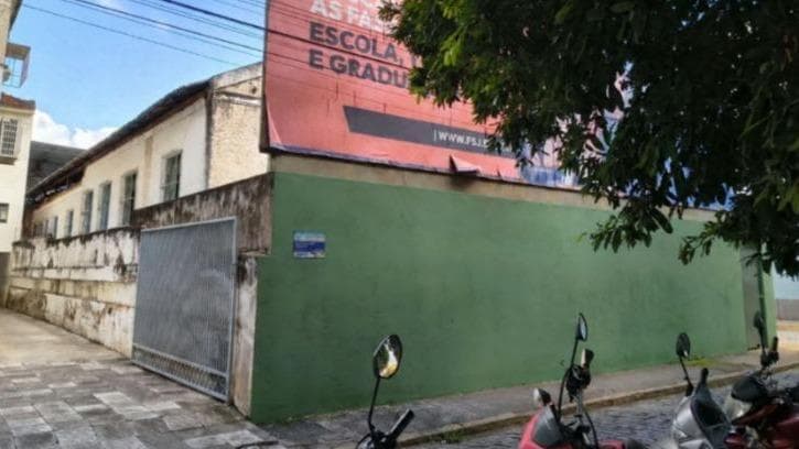 IMÓVEL NA PRAÇA NILO PEÇANHA, Nº 37, COM TERRENO DE 687,84 M², CENTRO, ESQUINA COM A RUA MAJOR PORFÍRIO HENRIQUES,  ITAPERUNA/RJ