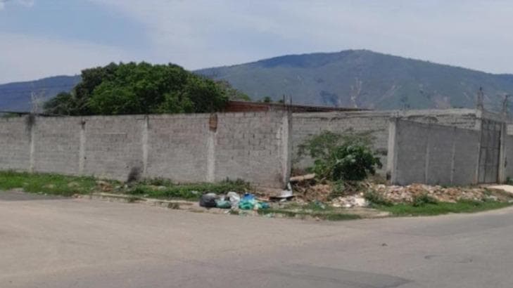 TERRENO PLANO PARCIALMENTE MURADO COM A ÁREA DE 286,24M², NA RUA LONDRES, ESQUINA COM A RUA LISBOA, ROSA DOS VENTOS, NOVA IGUAÇU/RJ