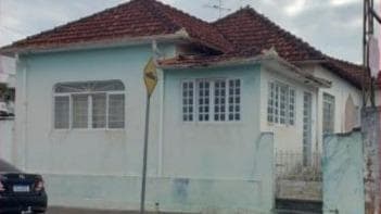 CASA e barracão, COM FRENTE PARA A RUA CAPITÃO URIAS BATISTA DE AVELAR, nºs 2819 e 2815, constituído pelo lote nº 90, na VILA CHICO JÚLIO , FRANCA/SP. — foto 1 de 2