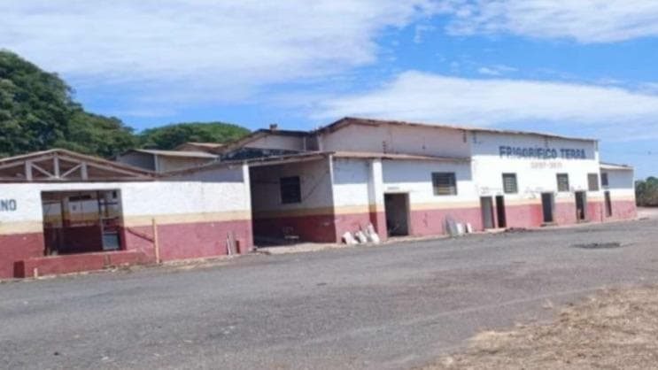 COMPLEXO INDUSTRIAL, DESTINADO AO ABATE DE SUÍNOS E BOVINOS, NA AVENIDA PERIMETRAL OESTE, Nº 1.650, DISTRITO INDUSTRIAL, ALFENAS/MG — foto 1 de 3